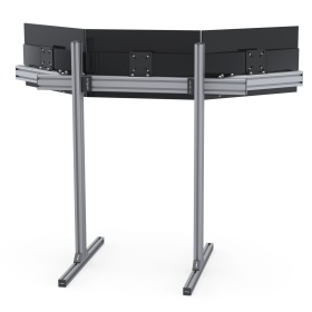 Полный вид готовой конструкции с тремя мониторами — демонстрирует элегантную анодированную рамку, компактную посадку и направленность на симрейсинг. Подходит для самостоятельной сборки.