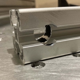 Алюминиевый профиль с фрезеровкой D17 мм под якорный соединитель