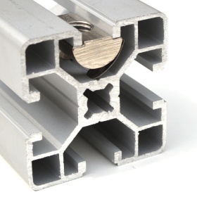 Сухарь паз 8 М6 с фиксатором в алюминиевом профиле 40х40