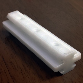 Слайдер из белого капролона для профилей серии 30 с пазом 8 мм