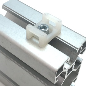 Пластиковая клипса под хомут, на конструкционном профиле 40х80