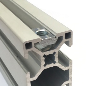 Сухарь М8, с прижимной лапкой, в профиле серии 30 с пазом 8 мм