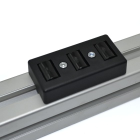 Пример установки блока роликов без бортика 40х80 мм на конструкционный алюминиевый профиль