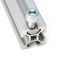 Алюминиевый конструкционный профиль 20х20 с сухарем М6 в пазу