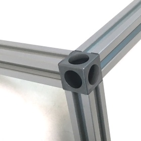 Фото соединения профилей 20х20 кубическим соединителем на три стороны