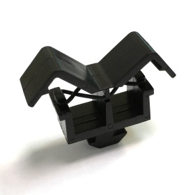 Черная пластиковая клипса, с двумя защелками, к профилям с пазом 10 мм