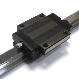 Профильная направляющая TRH15 с фланцевой кареткой 15 мм