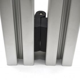 Соединение профилей 45 серии при помощи пластикового дверного шарнира