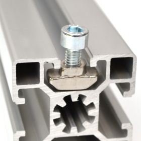 Т-гайка М6 в пазу конструкционного профиля 45х45 мм