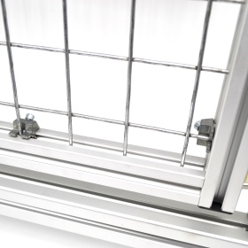 Крепление сетки с помощью кронштейна