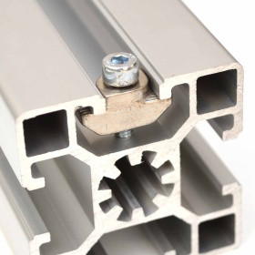 10М4 Т-гайка в пазу алюминиевого профиля 45х45