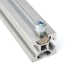 Сухарь М5-20 в пазу станочного алюминиевого профиля 20х20