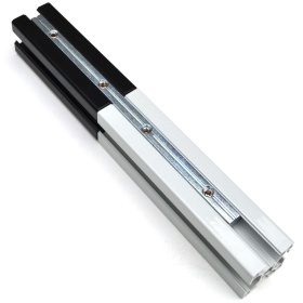 Торцевое соединение алюминиевых профилей 30х30, линейным соединителем.