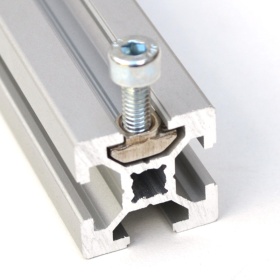 Т-гайка М4 в пазу алюминиевого профиля 20х20