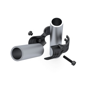 Установленный кронштейн DF14B на двух трубах Ø28 мм под 135° — пример монтажа